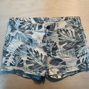 Khakis by GAP Skinny Boyfriend Shorts size 4 (GK)